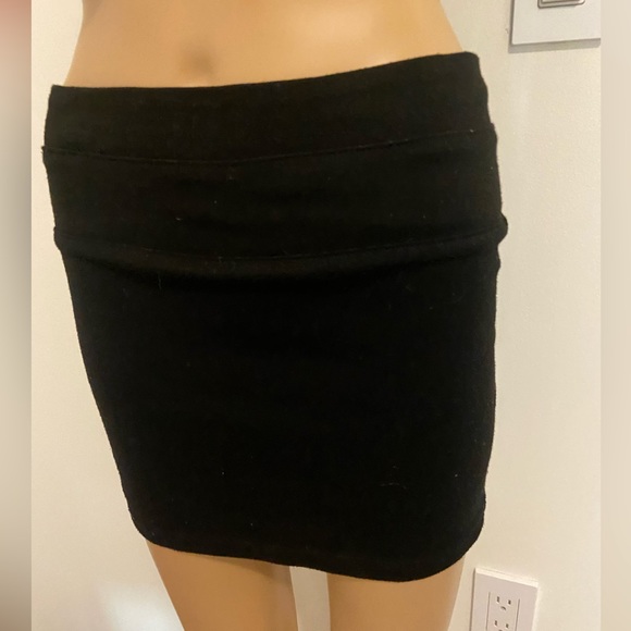 Plain black mini pencil skirt - Picture 2 of 3
